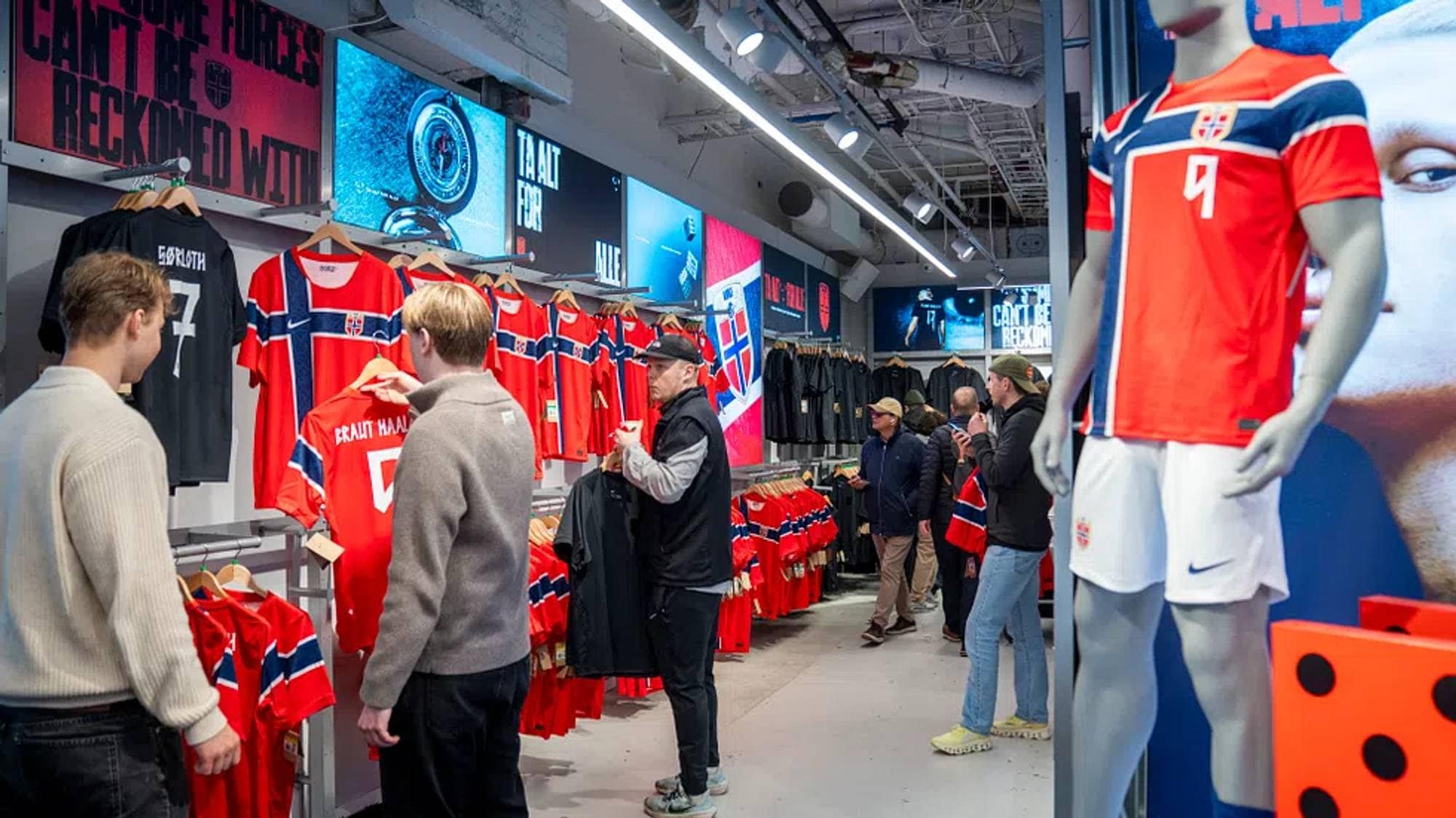 Flere sportsbutikker over hele Norge rapporterer om «drakttørke», tomme hyller og fortvilte kunder som må gjøre vendereis med uforrettet sak. 