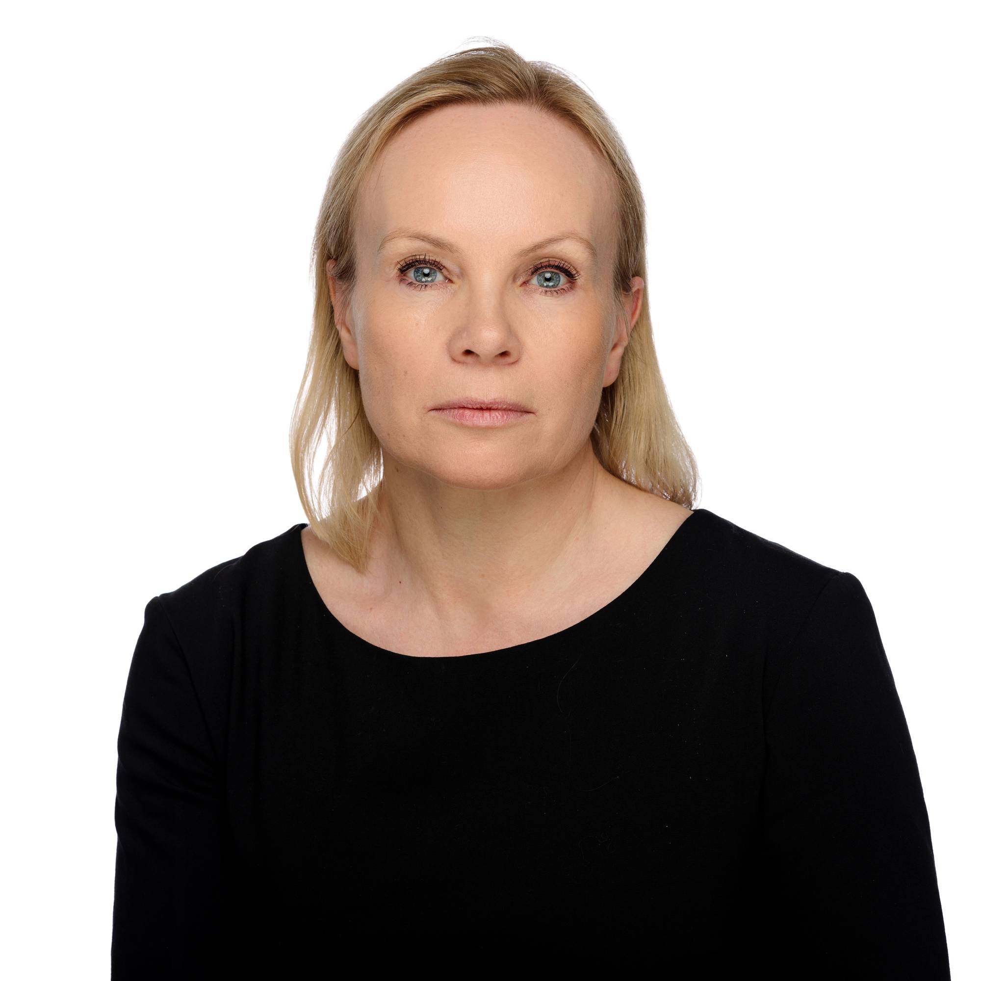 Portrett i halvfigur av Linda Vist, direktør for handel i NHO Service og Handel foran hvit bakgrunn.