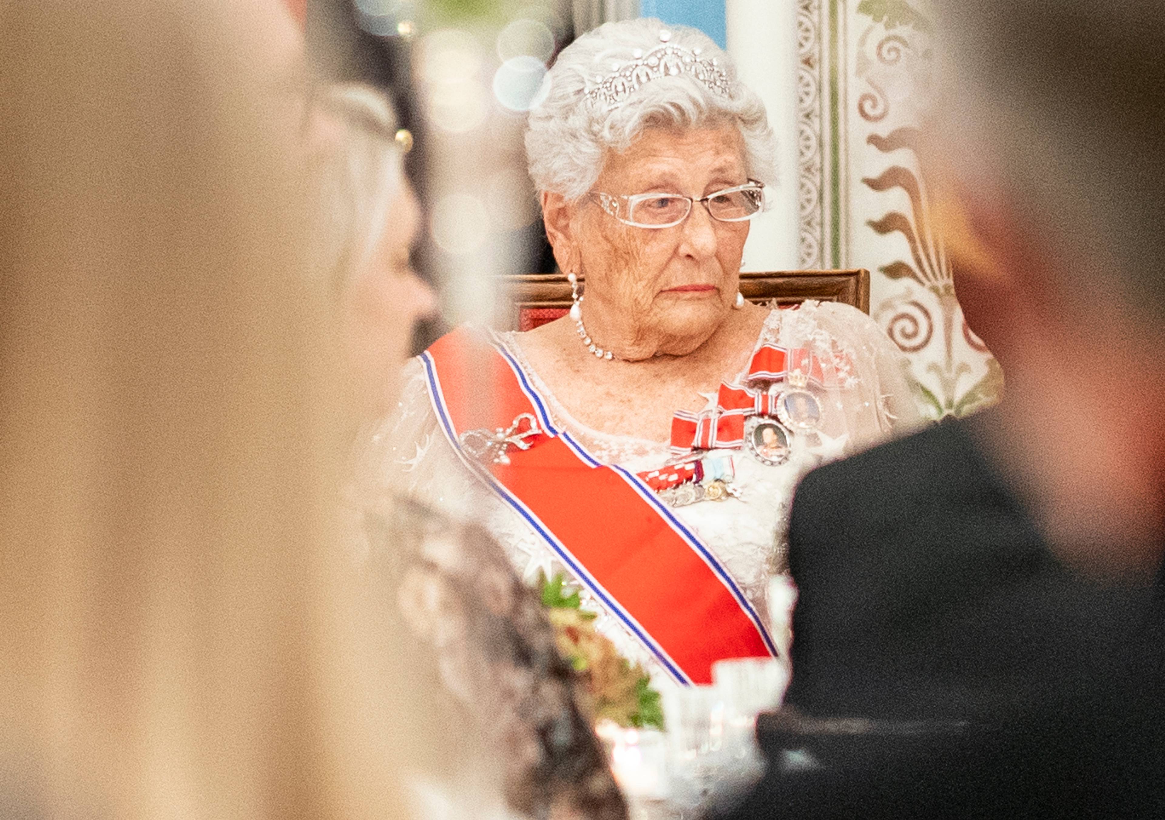 Prinsesse Astrid - Gammel kvinne med rødt ordensbånd over hvit kjole og hvitt hår