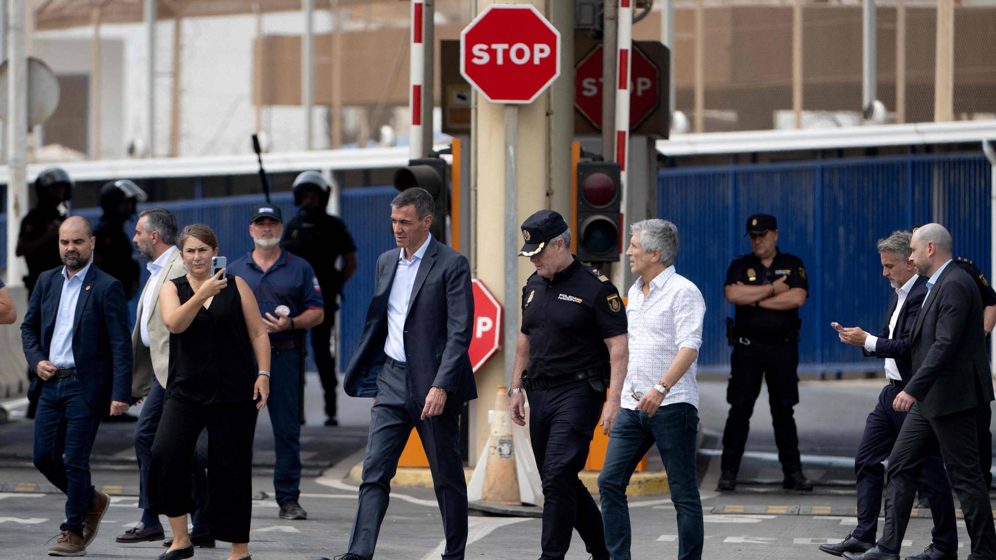 Spansk statsminister Pedro Sánchez går sammen med andre ved en kontrollpost ved en grenseovergang. (Bildebeskrivelsen er laget av en KI-tjeneste)