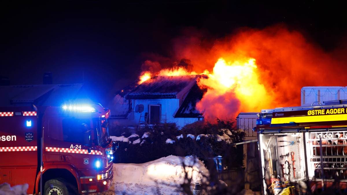 Kraftig husbrann i Arendal - har ikkje kontroll på flammane