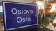 Mette Ballovara / NRK Oslove er det offisielle samiske navnet på byen Oslo. Skiltet står på Samisk hus i Oslo , Et blått skilt på et bord