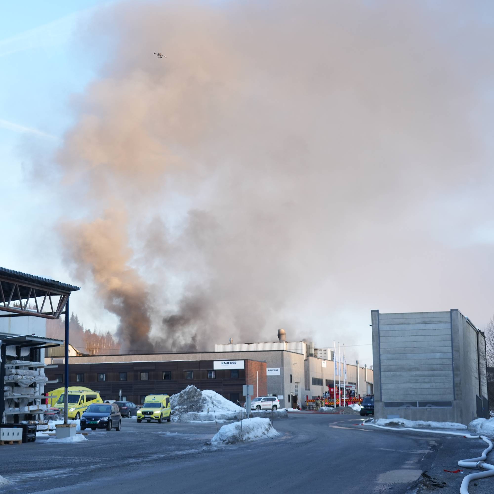 Røyk fra industribygg