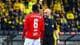 Mats Torbergsen / NTB Fotballspiller får gult kort av dommeren på en bane. Spilleren bærer en rød drakt med nummer 6. Dommeren holder opp et gult kort i sin høyre hånd. Bak spillerne sees et publikum som har gule drakter. (Bildebeskrivelsen er laget av en KI-tjeneste)