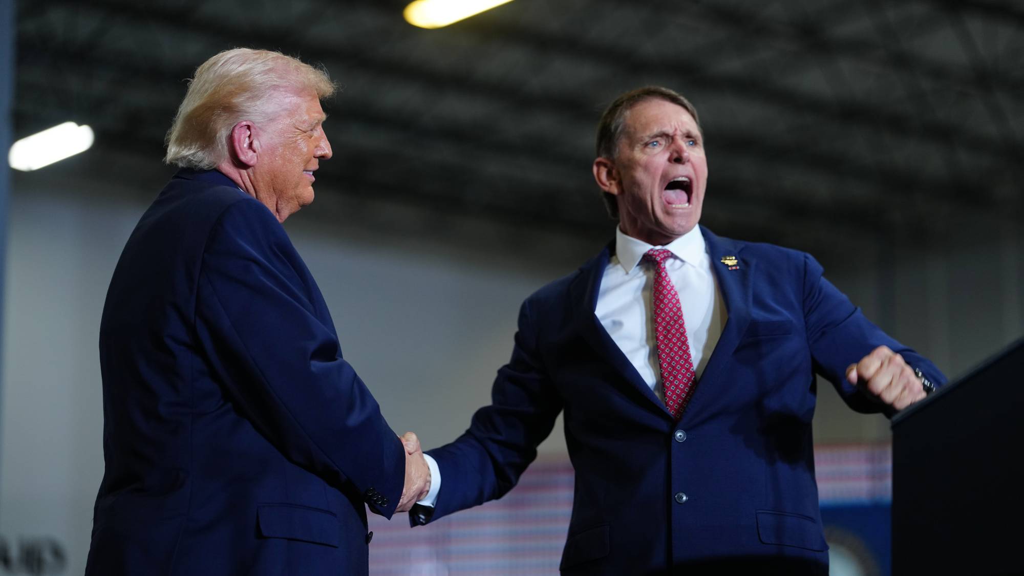 Bilde av Donald Trump til venstre som tar Ed Gallrein i hånden. 