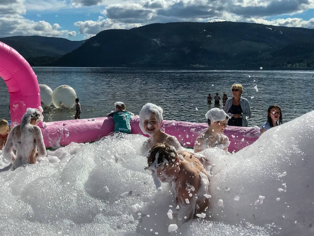 Barn leker i bassenget på vannfesten i Fyresdal