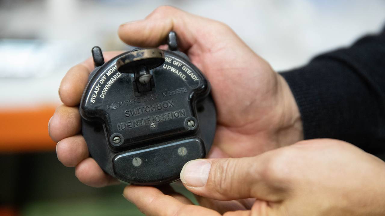Med denne boksen kan flygeren bruke lys under flyet til å sende morsesignaler til bakkemannskapene.