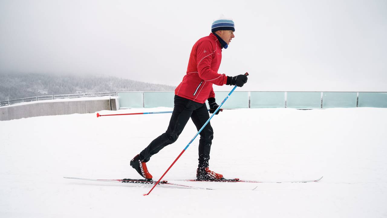 Erik Eide fra Skiforeningen demonstrerer dårlig teknikk når det kommer til diagonal gang på langrennski.