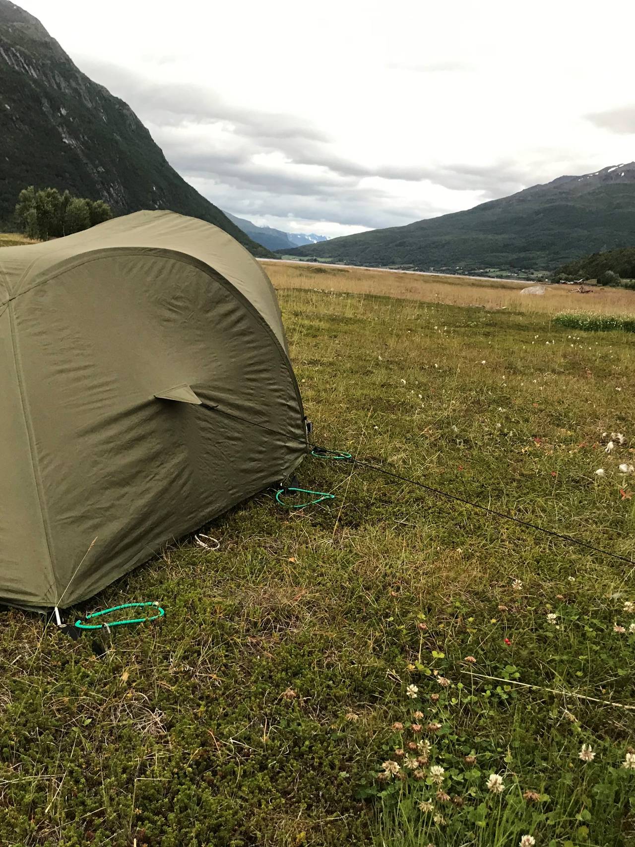 - Kvar kveld kollapsar eg 20 meter frå vegen og set opp teltet, seier Joachim Lanham.