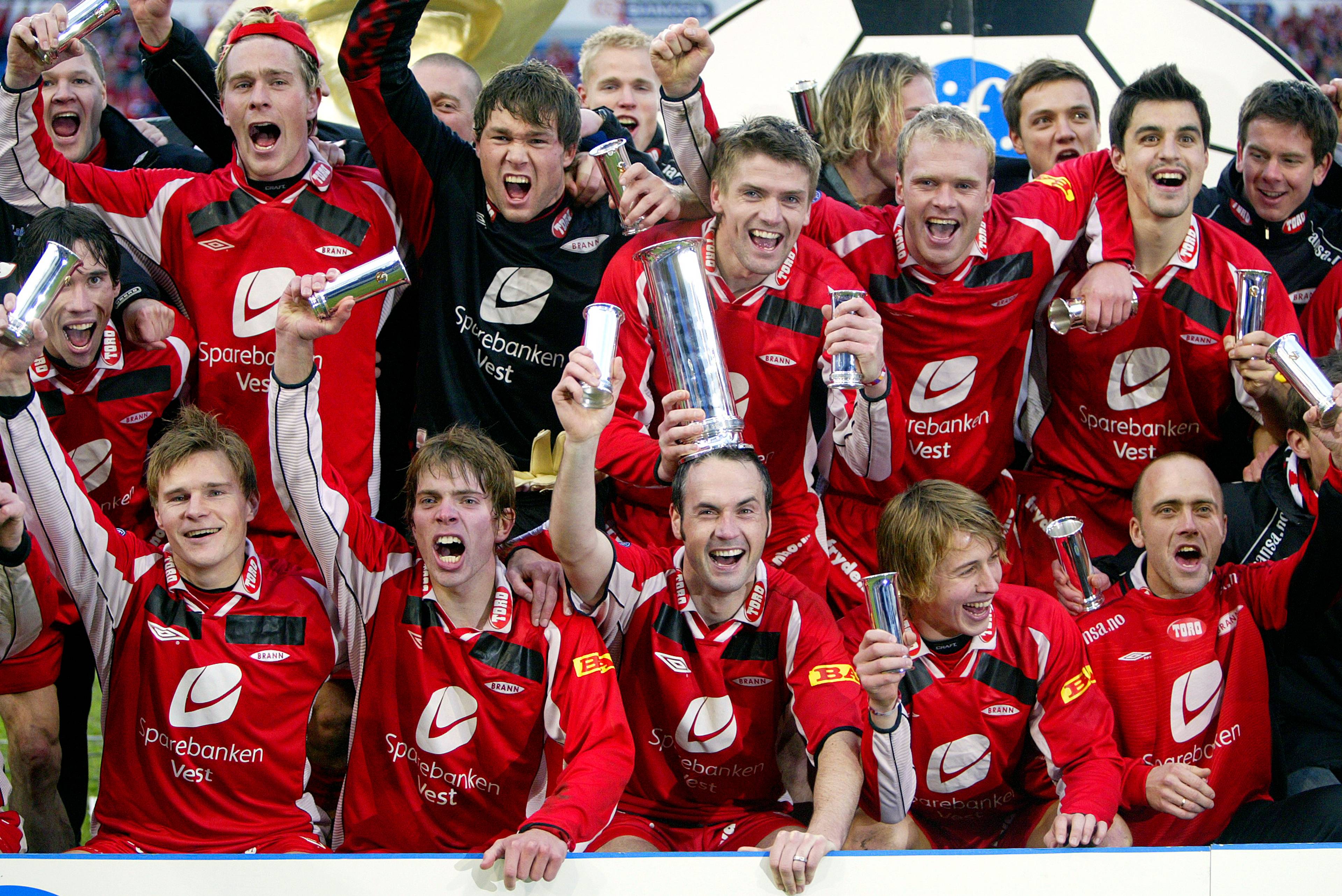 Oslo 20041106Branns spillere jubler etter å ha mottatt kongepokalen av kong Harald etter årets cupfinale på Ullevaal stadion søndag. Brann slo Lyn 4-1.Foto: Håkon Mosvold Larsen / SCANPIX