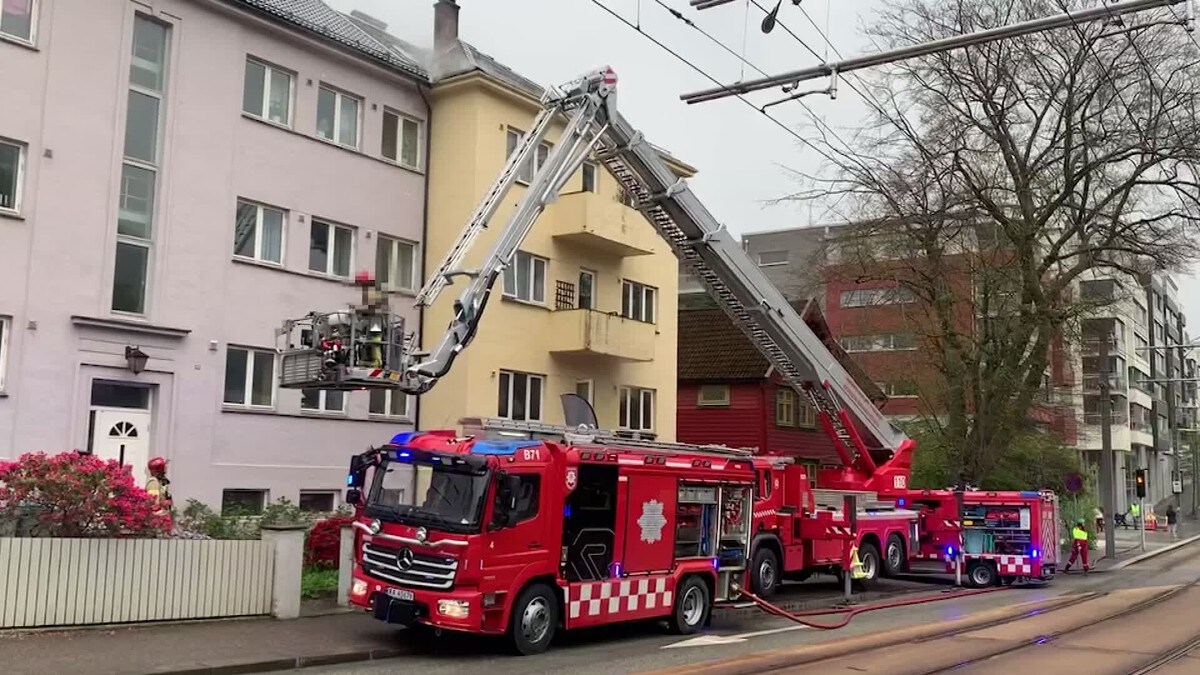 Bygningsbrann på Minde i Bergen er slukket: Personer og dyr hentet ned med lift