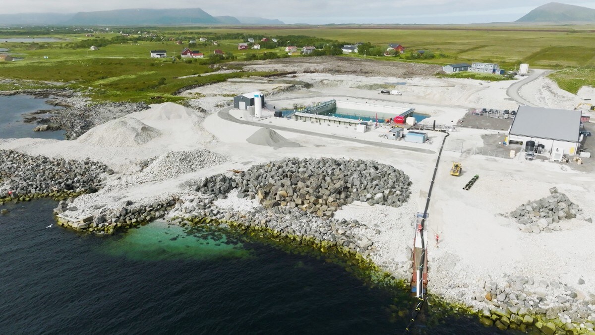 Opna Noregs største landbaserte oppdrettsanlegg: – Øydelegg strandsona