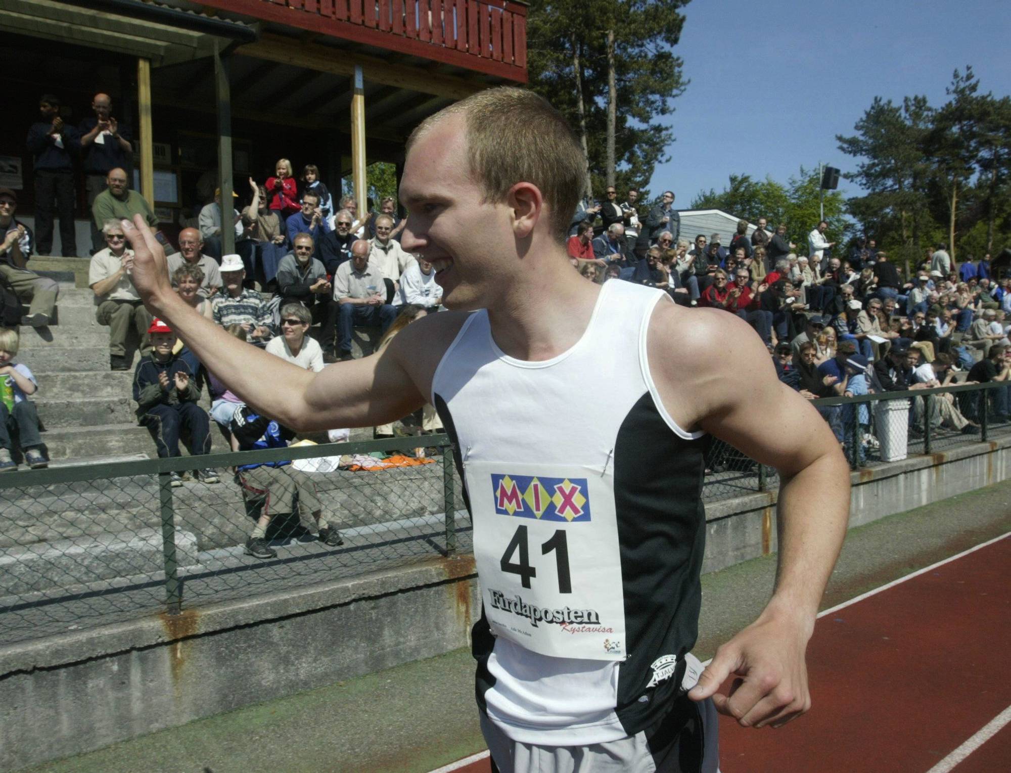 Atle McAdam satte ny norsk rekord på 400 m hekk med 50,67 på åpningsdistansen under friidrettsstevnet i Florø lørdag.