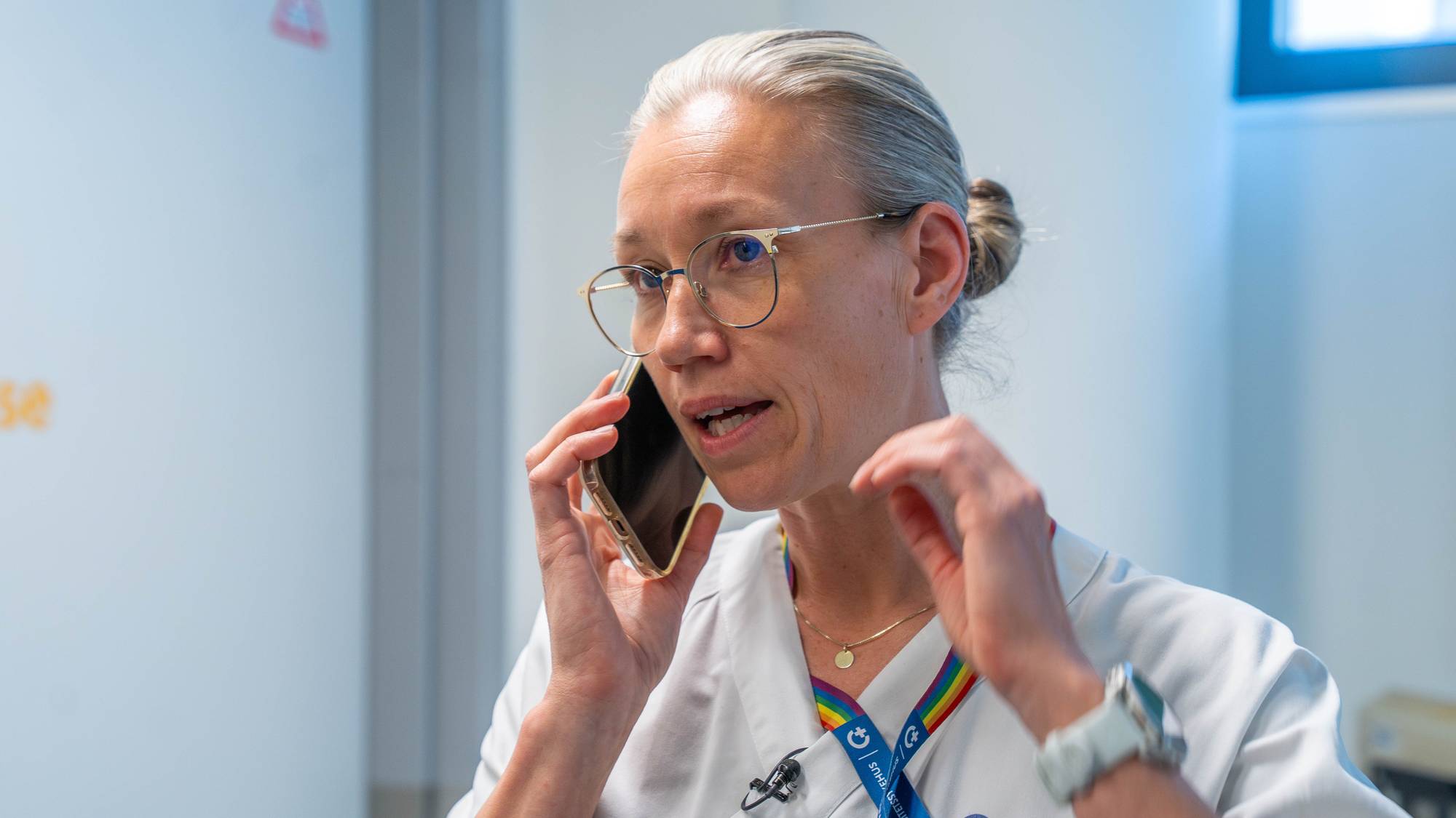 Bilder av sykepleier Tine Sande på Kvinneklinikken på Ullevål sykehus. Nærbilder fra klinikken der pasientene blir undersøkt for å kunne ta abort. Bilder av Helse - og omsorgsminister Jan Christian Vestre. Anonyme bilder av en case som måtte stå i lang kø før hun fikk time til å ta abort. Journalist Marianne Ytre-Eide