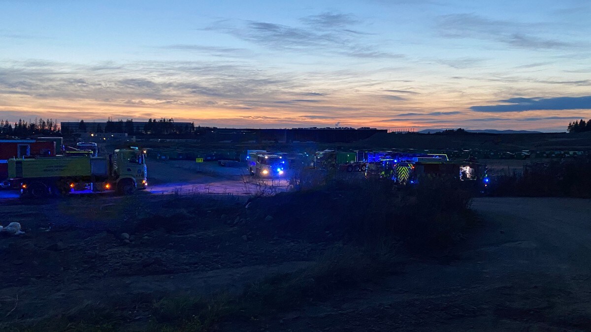 Politiet: Arbeidet med veltet tankbil fortsetter utover natta