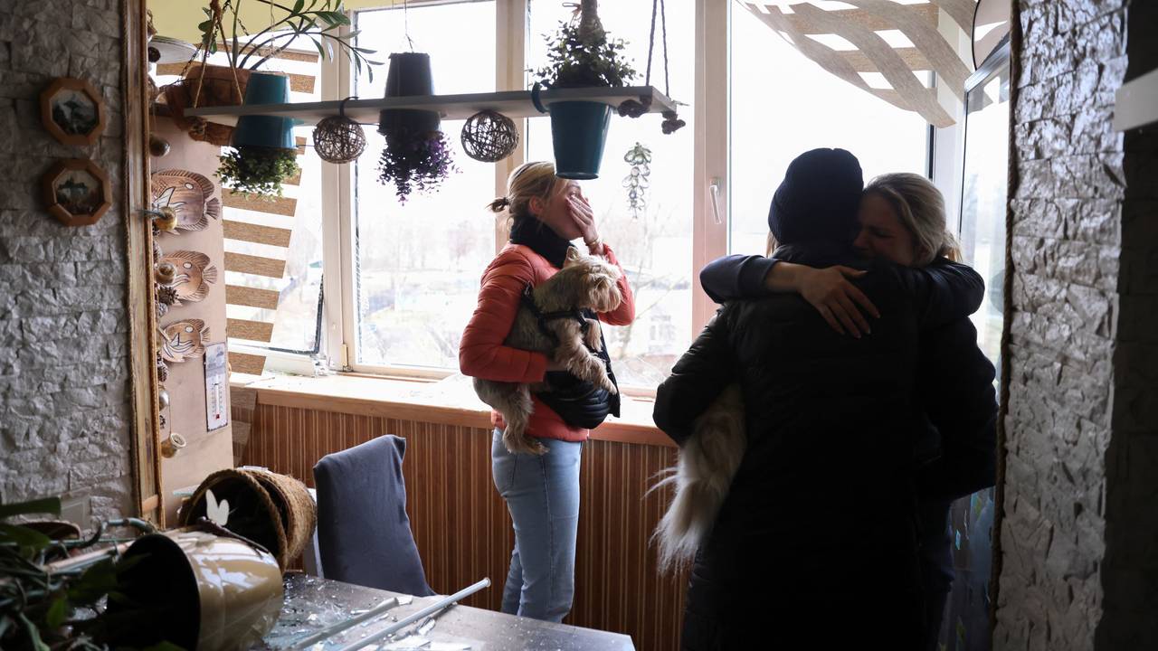Beboerene i en leilighet i Kyiv ser skadene etter angrepet. 