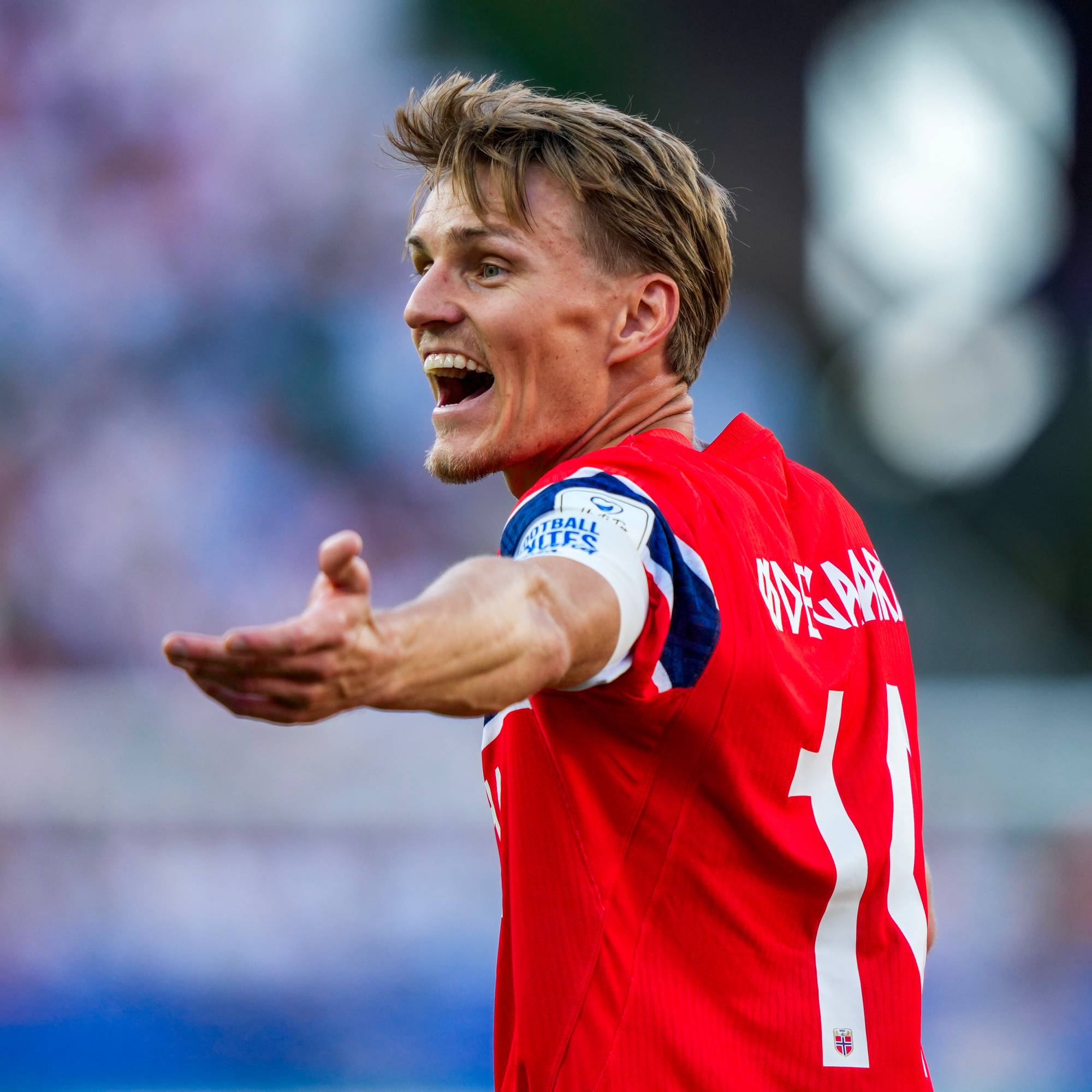 Martin Ødegaard slår ut med hendene under kampen mot Irak. 
