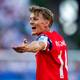 Fredrik Varfjell / NTB Martin Ødegaard slår ut med hendene under kampen mot Irak.