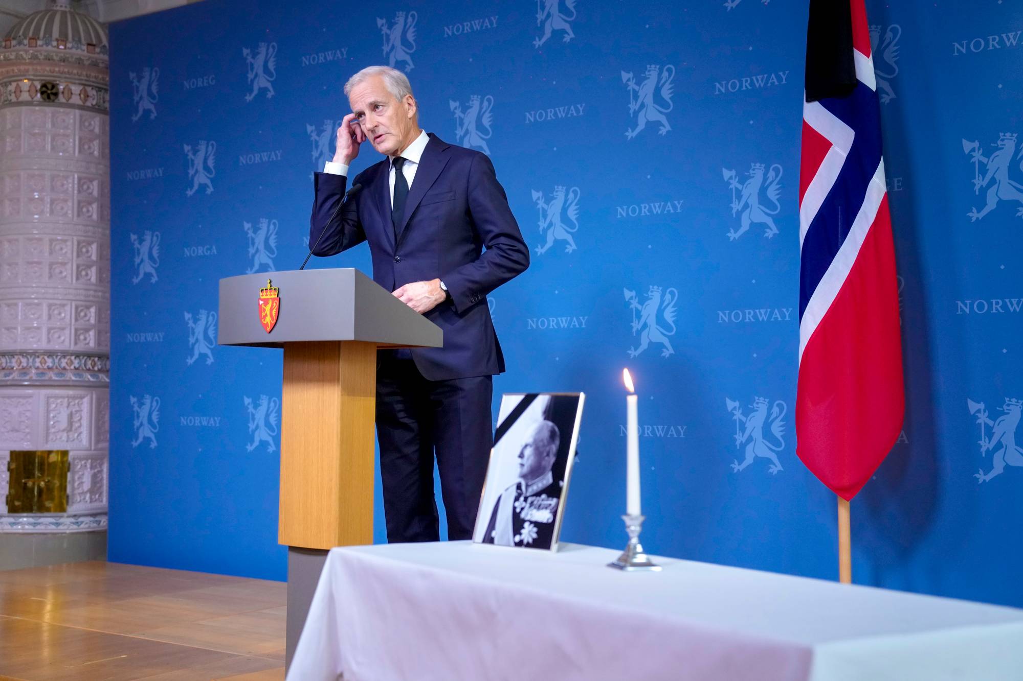 Statsminister Jonas Gahr Støre holder pressekonferanse i statsministerboligen etter kong Harald Vs død fredag.