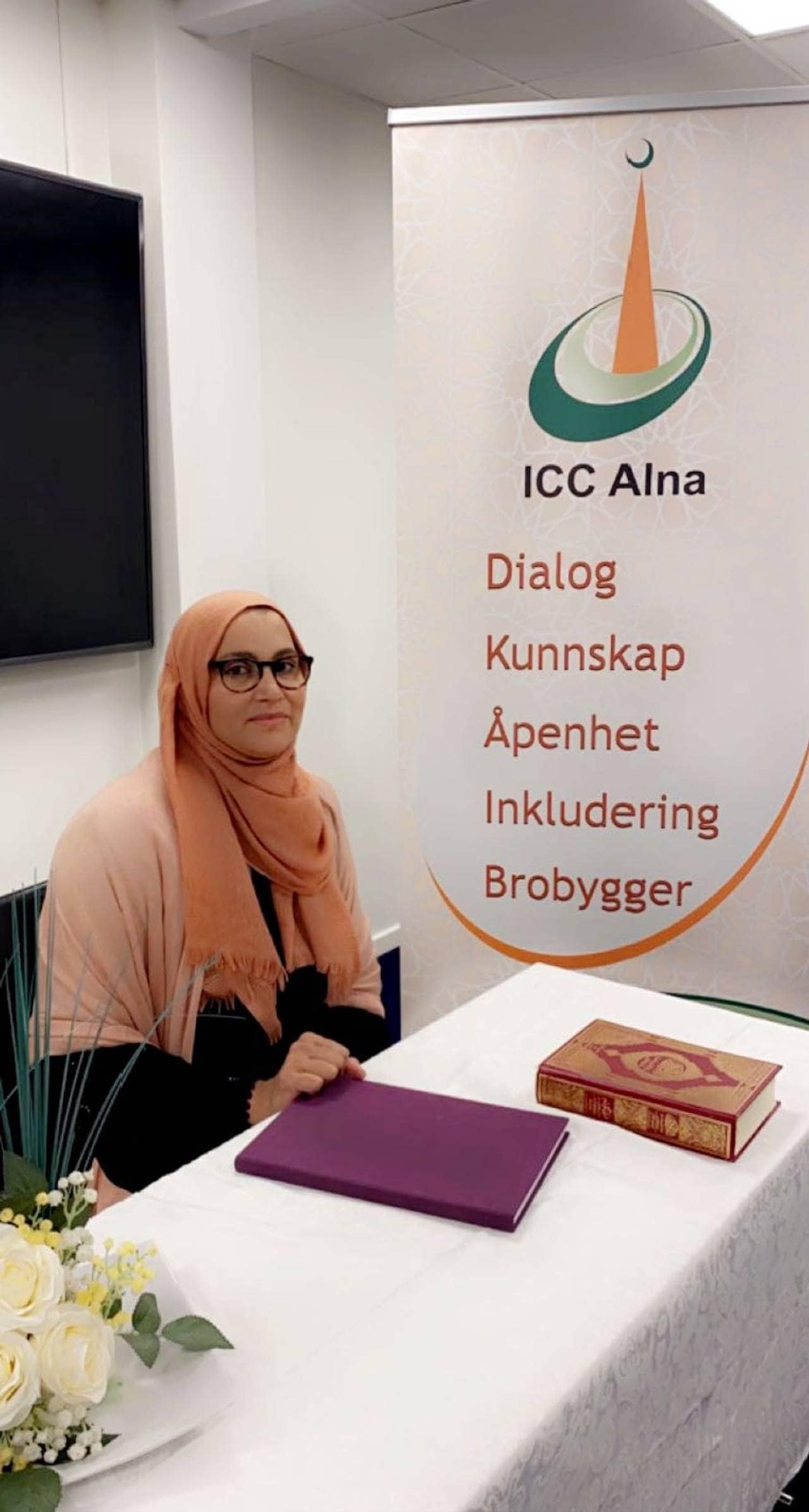 Styreleder i ICC Alna, Almas Ali sitter ved et bord i den lokale moskeen. 