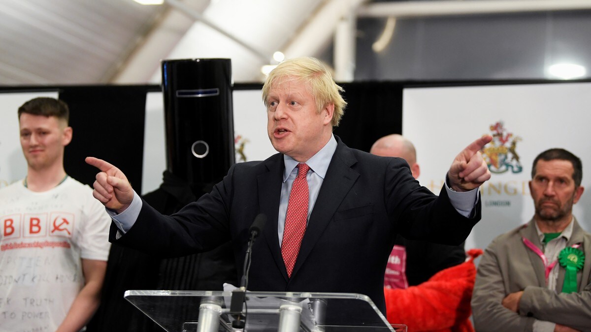 Johnson får rent flertall – Corbyn vil trekke seg