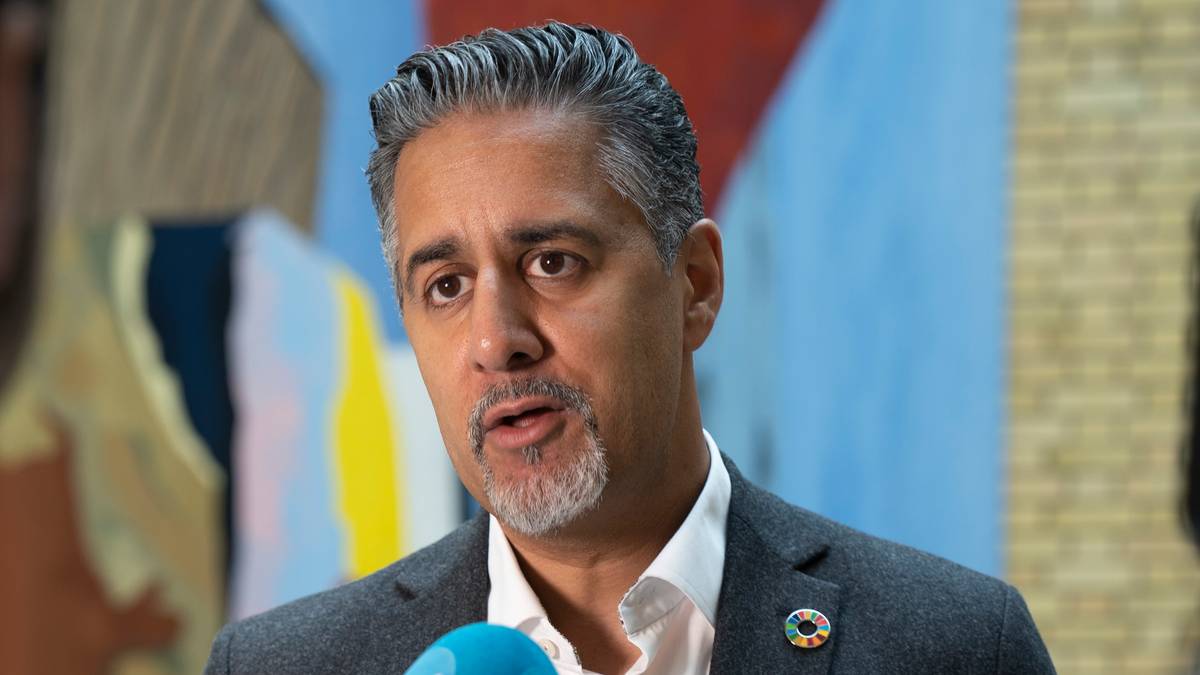 Abid Raja har gitt kalenderen sin til PST – Stor-Oslo