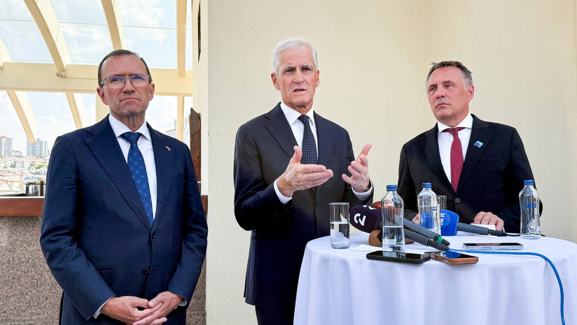 Utenriksminister Espen Barth Eide, statsminister Jonas Gahr Støre og forsvarsminister Tore Sandvik på Nato-toppmøtet i Ankara tirsdag. 