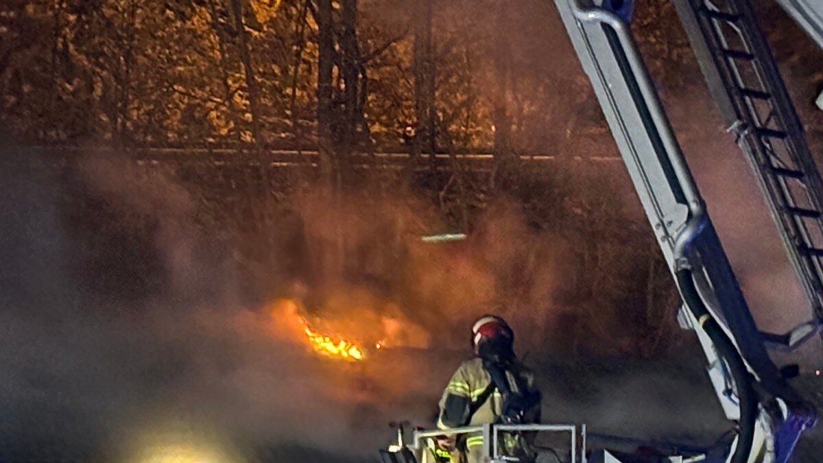 Brann i bustadblokk i Bergen – 14 evakuerte