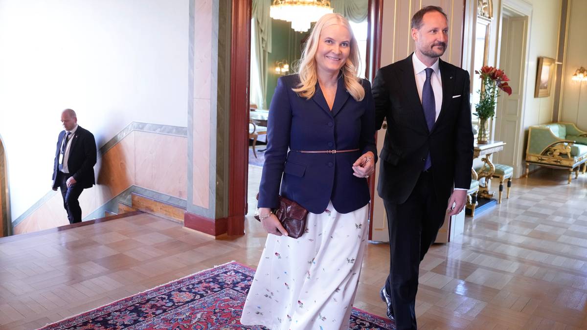 Kronprinsparet deltar i pavens begravelse