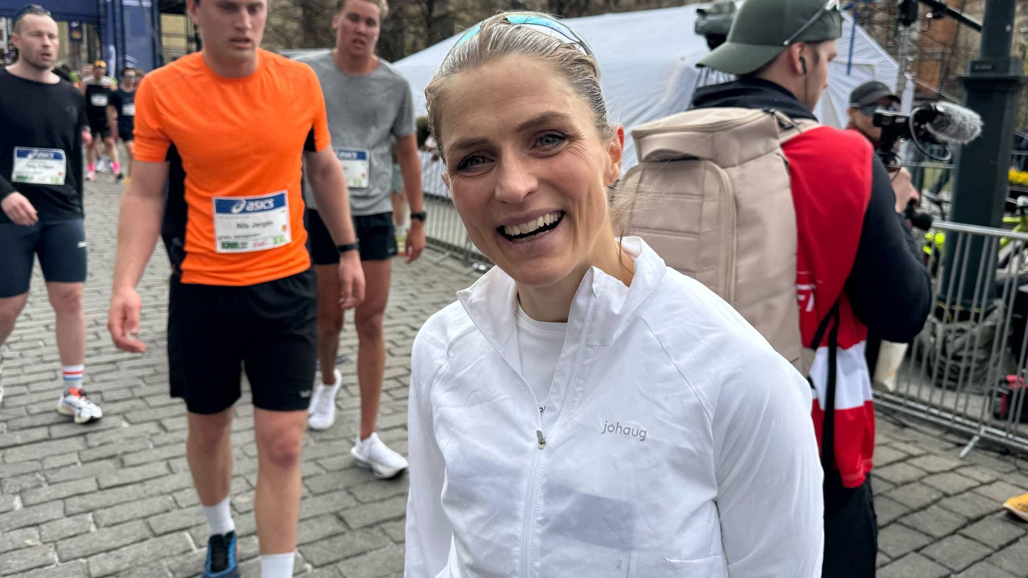 Therese Johaug smiler etter å ha løpt sentrumsløpet