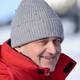 Geir Olsen / NTB En person iført en rød jakke og en grå lue står ute i snøen. Omgivelsene til bildet viser et vinterlandskap med snødekte områder. Det er klart vær, og lysrefleksjoner kan sees i bakgrunnen. Personen ser ut til å være konsentrert, muligens i samtale eller vurdering. (Bildebeskrivelsen er laget av en KI-tjeneste)