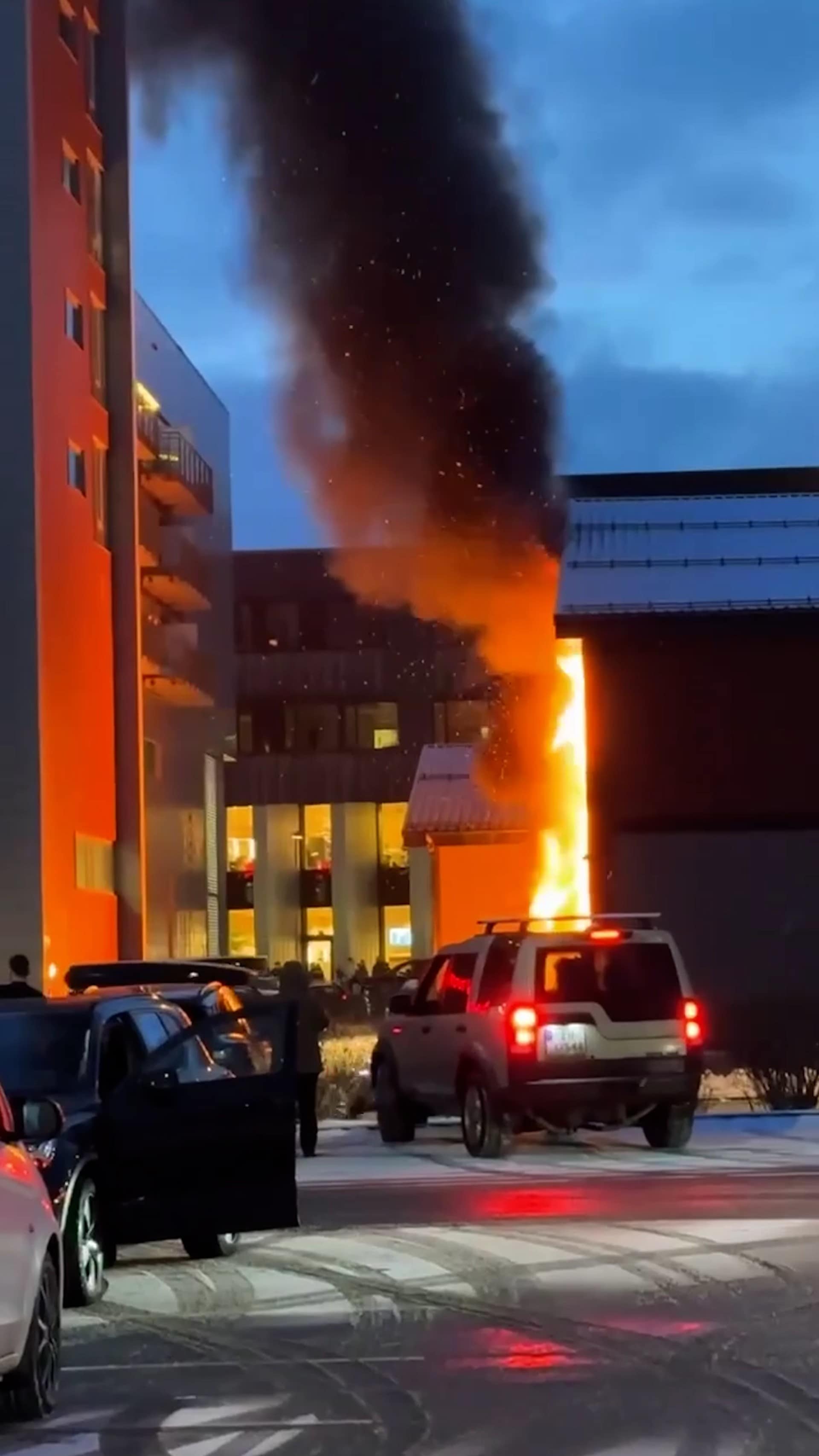 Idrettshall i Bergen evakuert: – Brenn i heile den eine veggen