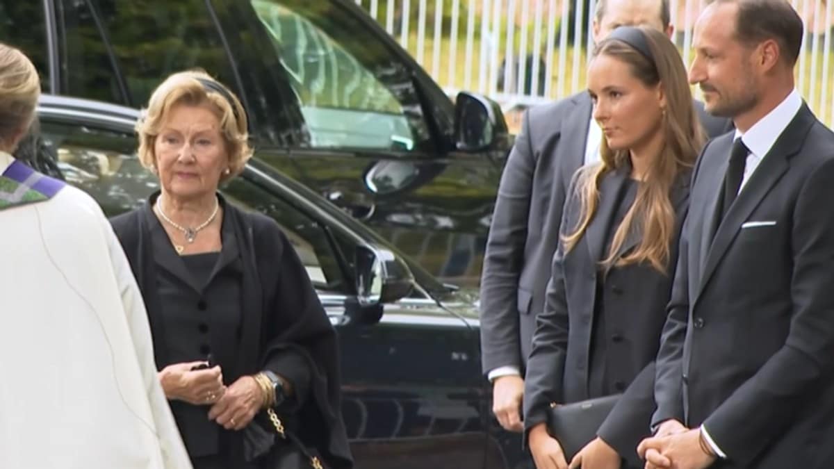 Kongefamilien ankommer Asker kirke