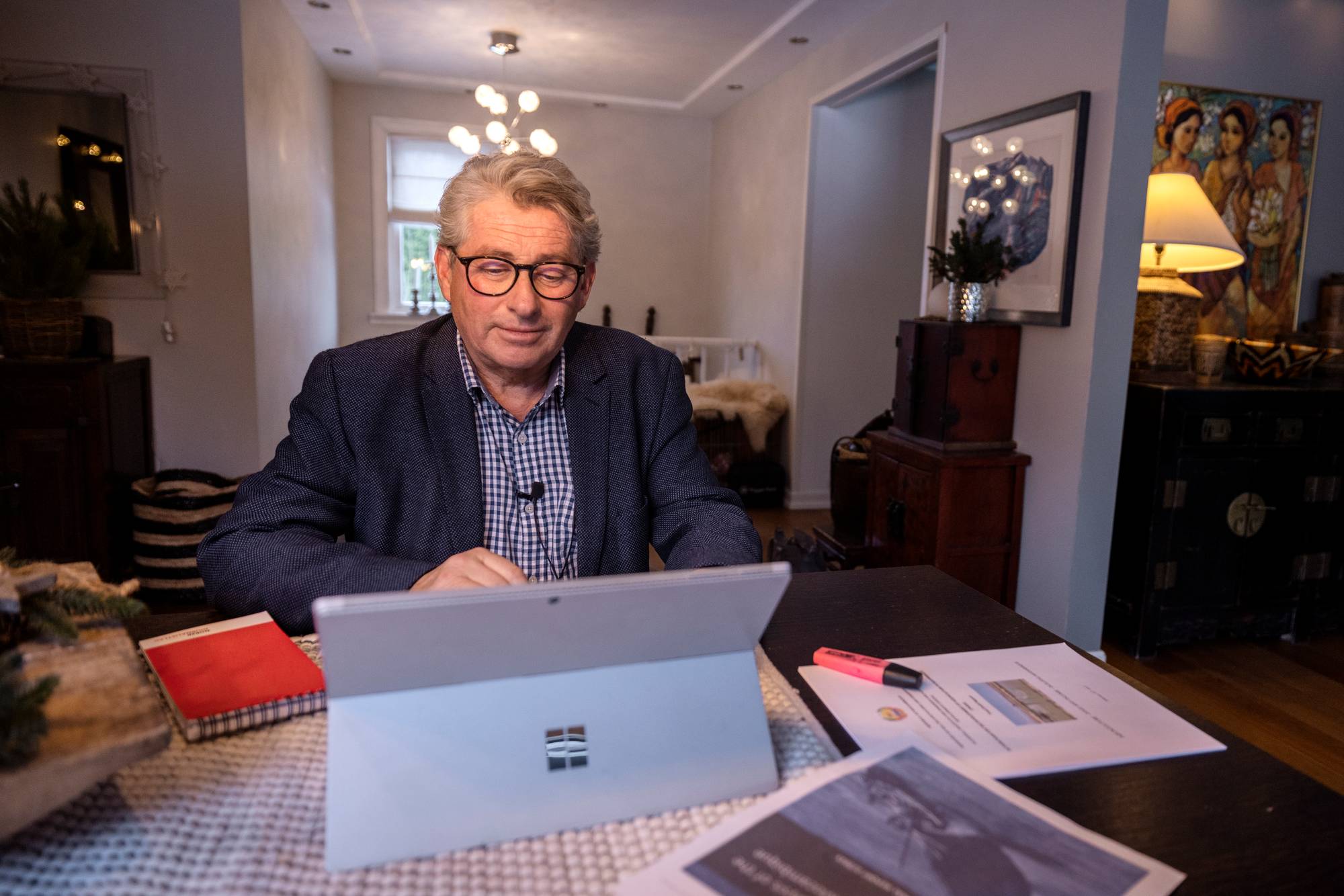 en mann som sitter ved et bord