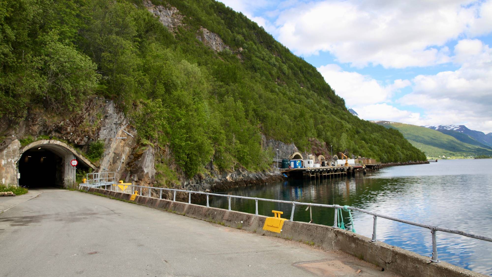 En inngang fjellet nede ved havet. 