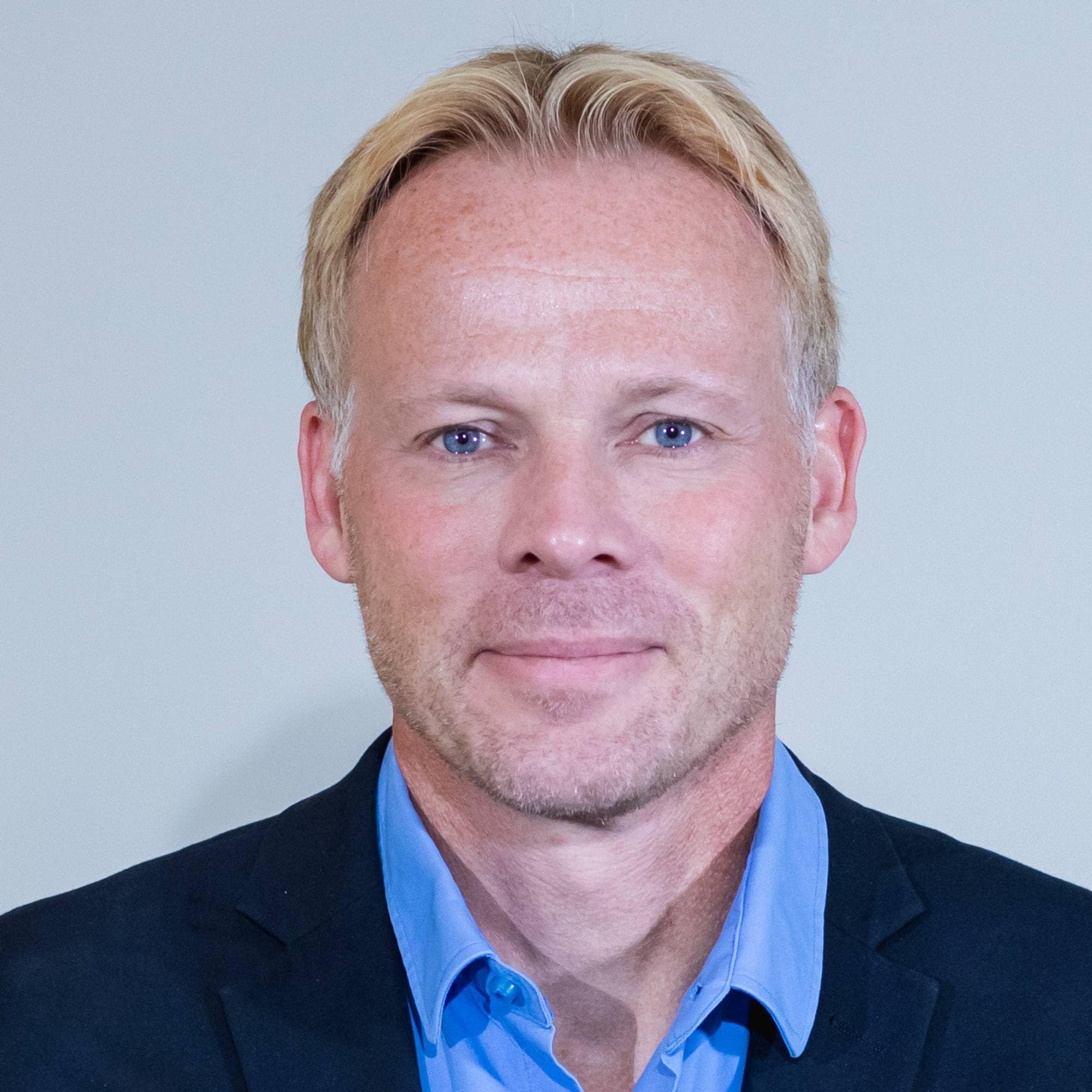 en mann med blondt hår (Bildebeskrivelsen er laget av en KI-tjeneste)