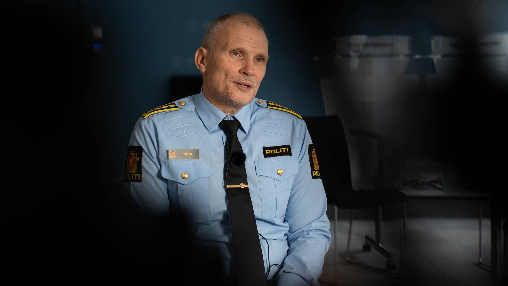 En mann i politiuniform