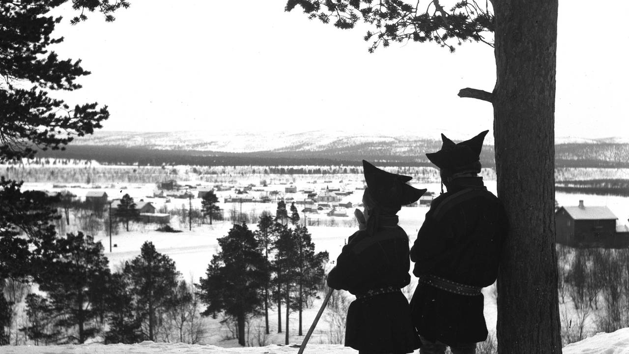 To samegutter skuer ut over Karasjok i 1952.