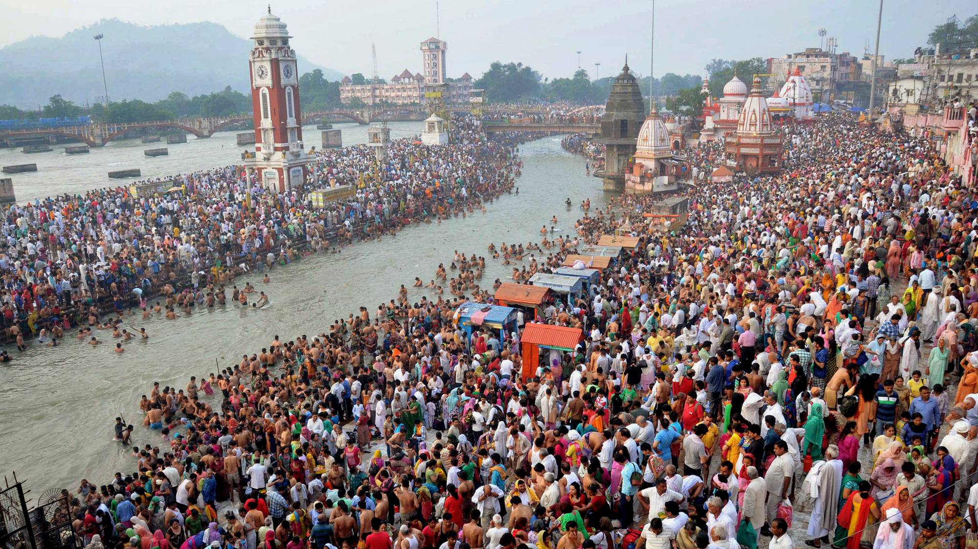 Pilgrimmer besøker elven Ganges i byen Hardwar, India. 