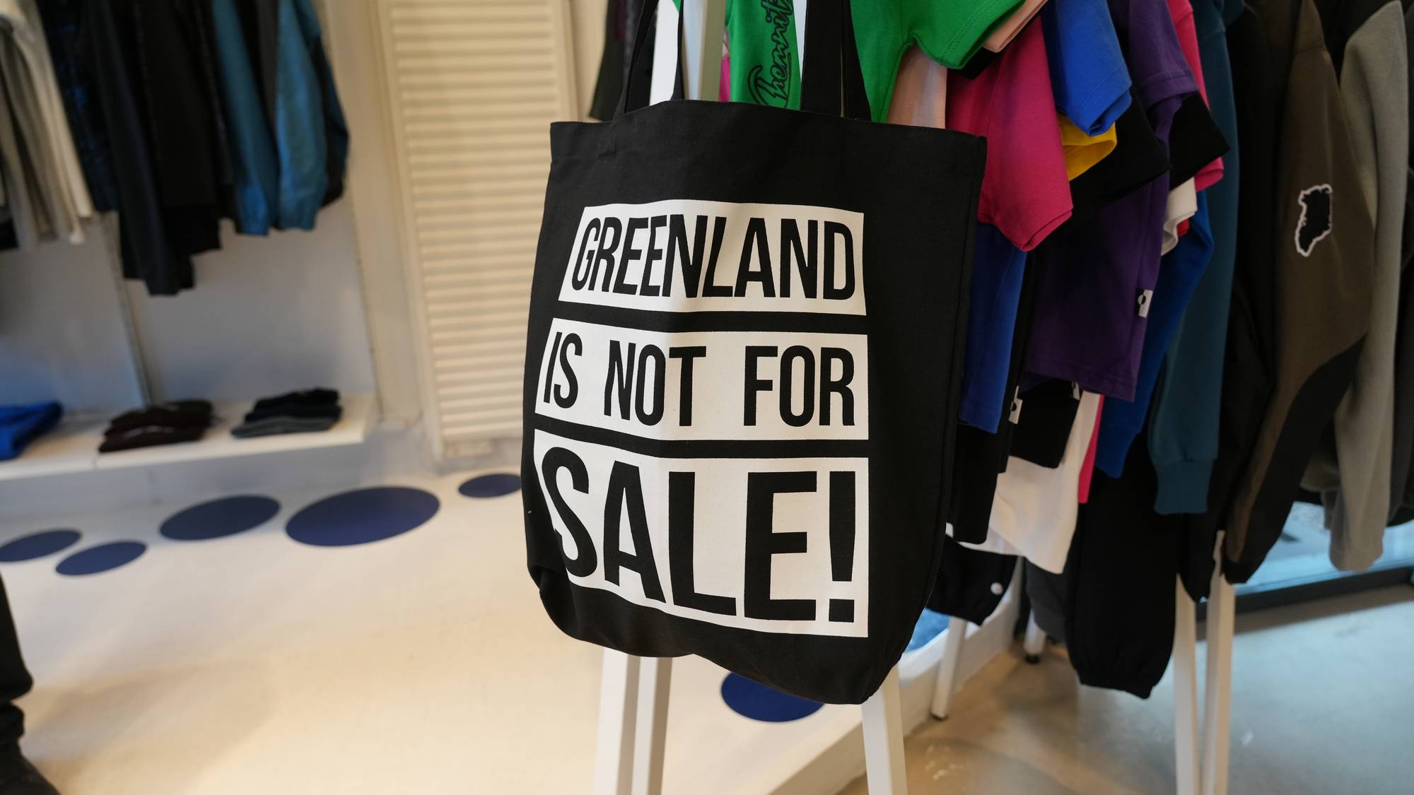 En veske med teksten Greenland not for sale
