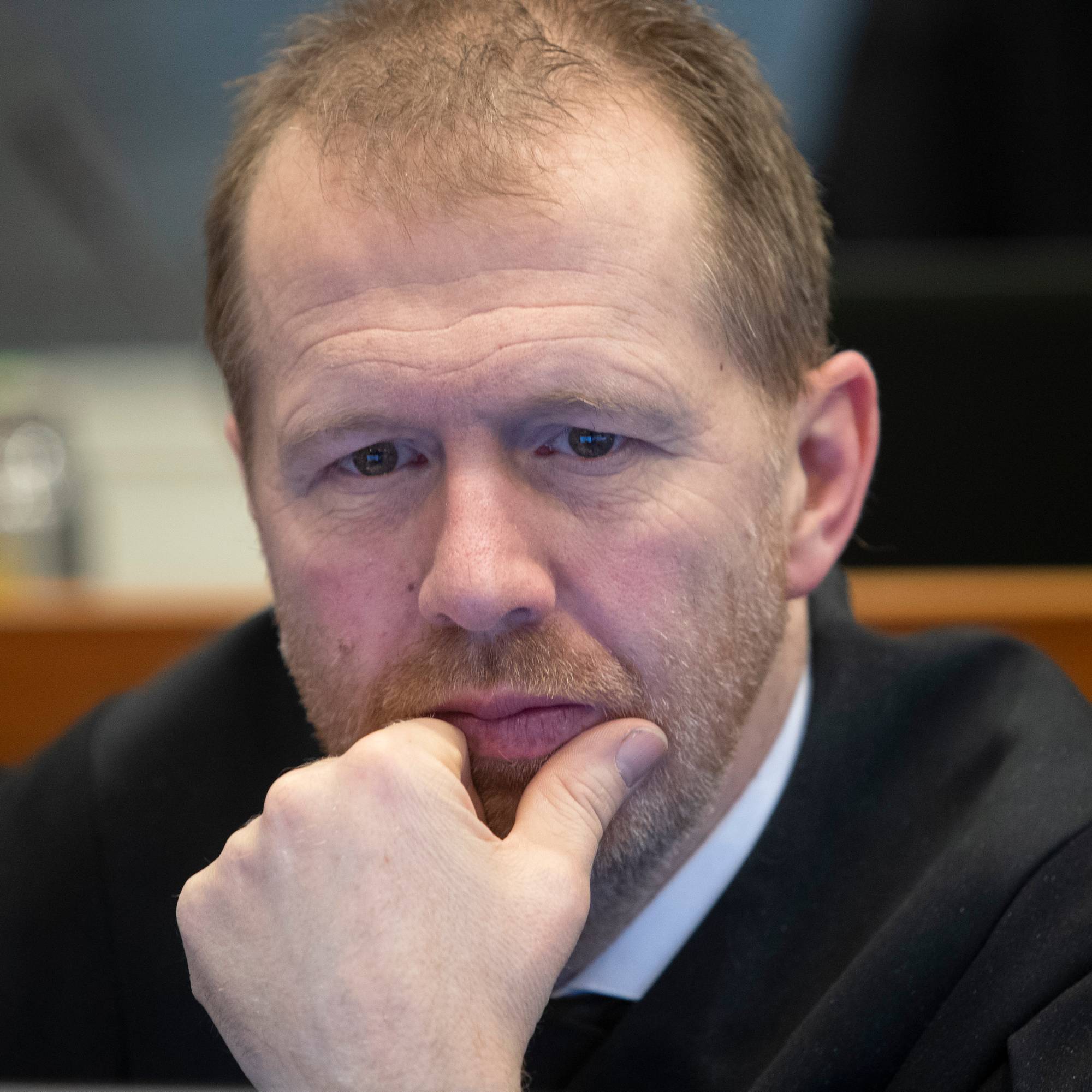 en mann som holder ansiktet sitt