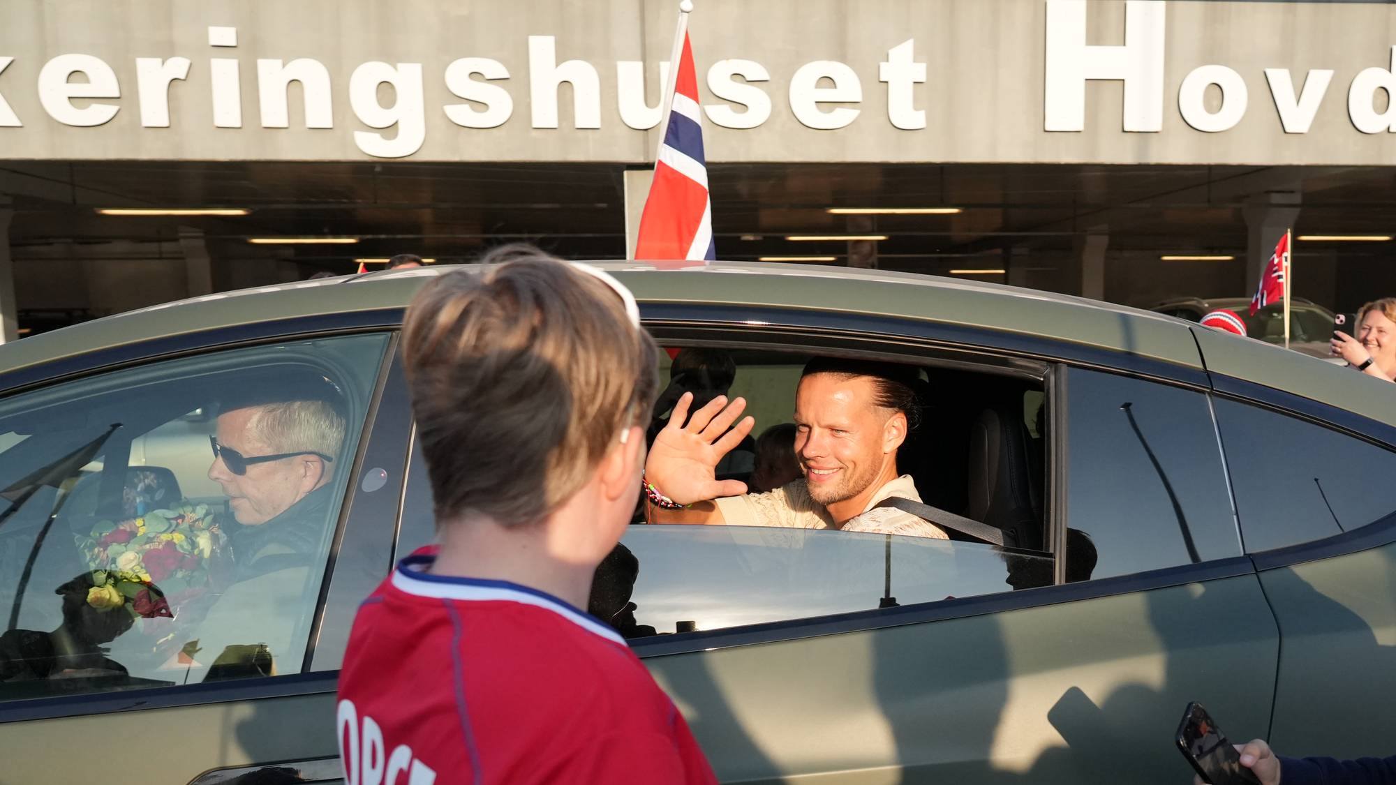 Landslags keeper og VM helt Ørjan Håskjold Nyland kommer hjem til Ørsta og Volda lufthavn tirsdag kveld. Nyland har akuratt spilt i VM i fotball i USA. 