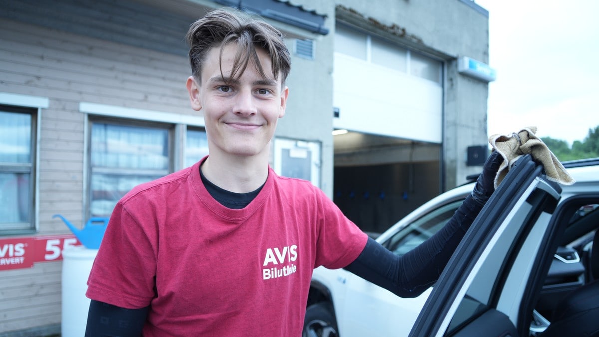 Lofoten gir leiebilboom: Theodor (19) vasket 42 biler på én dag
