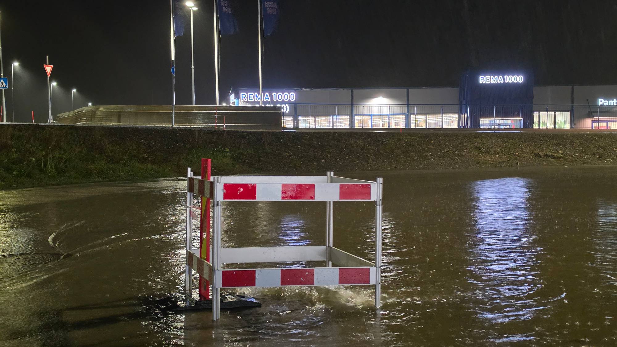 Det kraftige regnværet har ført til store vann mengder i Sortland. 