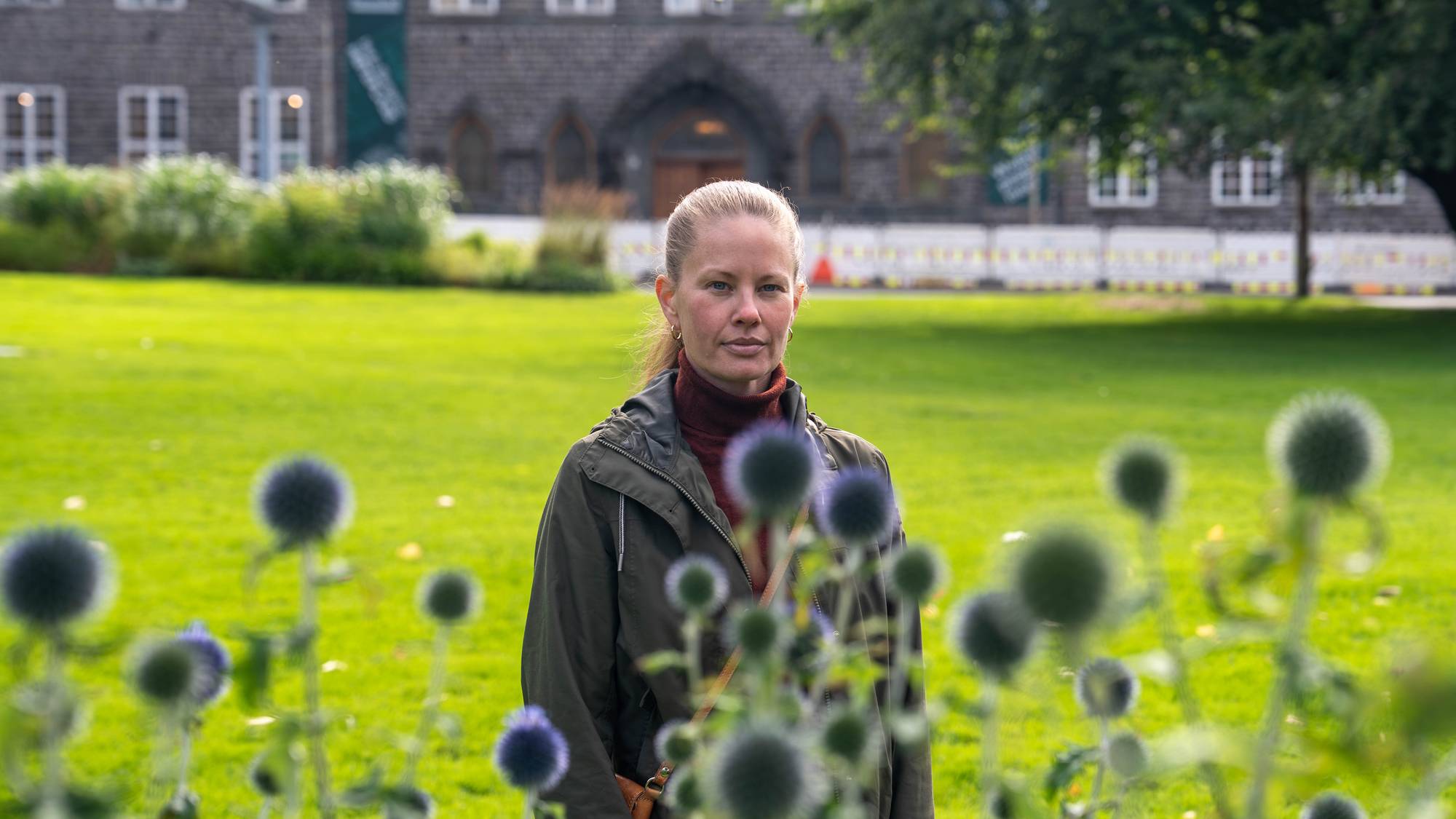Professor Signe Veierud Busch i Bergen forsker på abort. Journalist Marianne Ytre-Eide. Bildene viser Signe kledd i rød pologenser og hestehale i byparken i Bergen ved plenen og vannet.