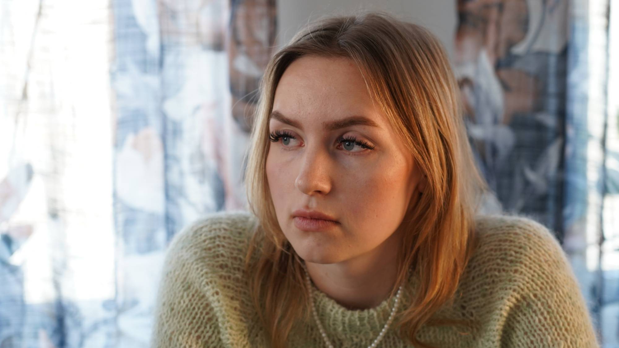 Celine Michelsen, søster til avdøde Cathrine, hjemme hos mor i Mandal. 