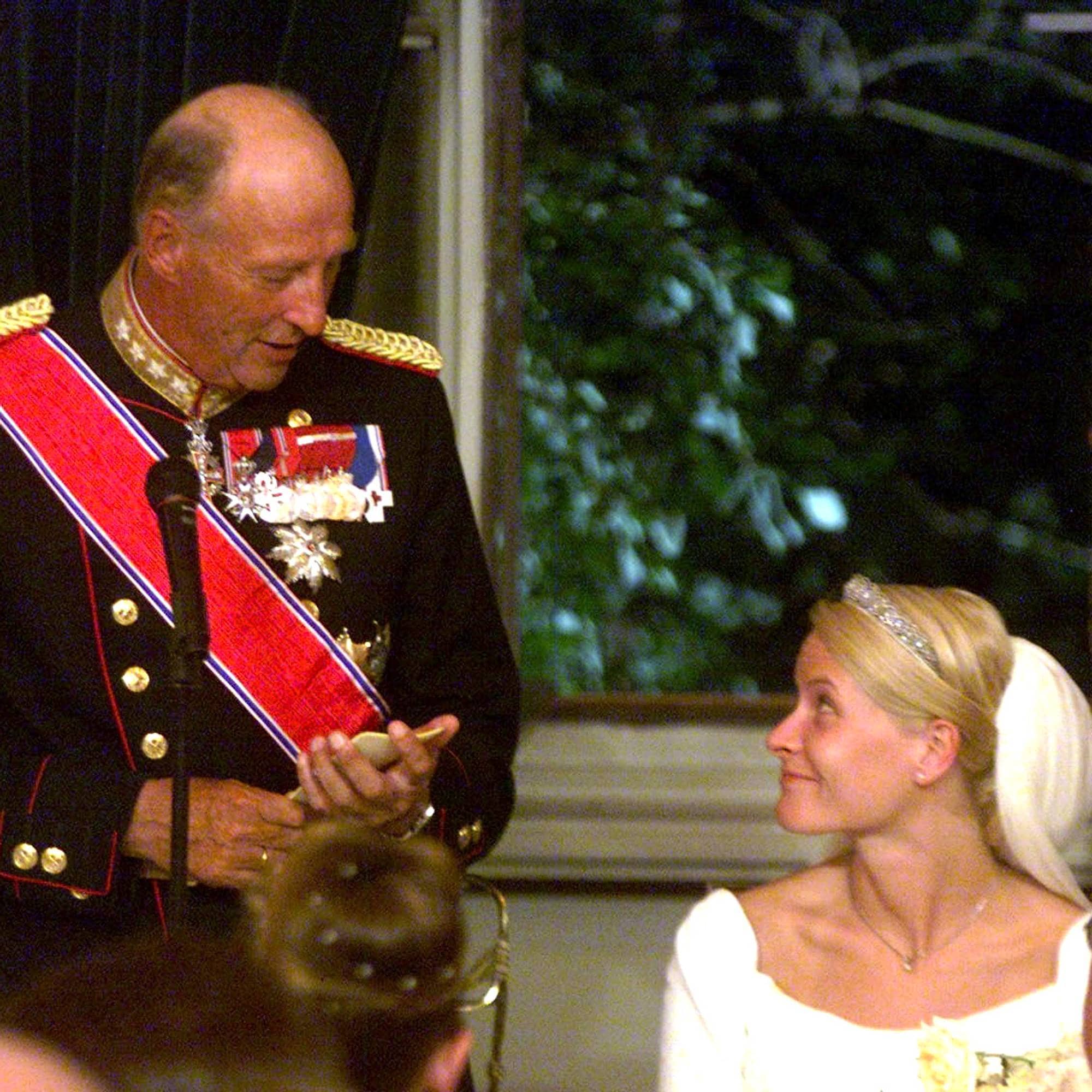 Kong Harald taler til kronprinsesse Mette-Marit under bryllupsmiddagen for kronprinsparet på Slottet