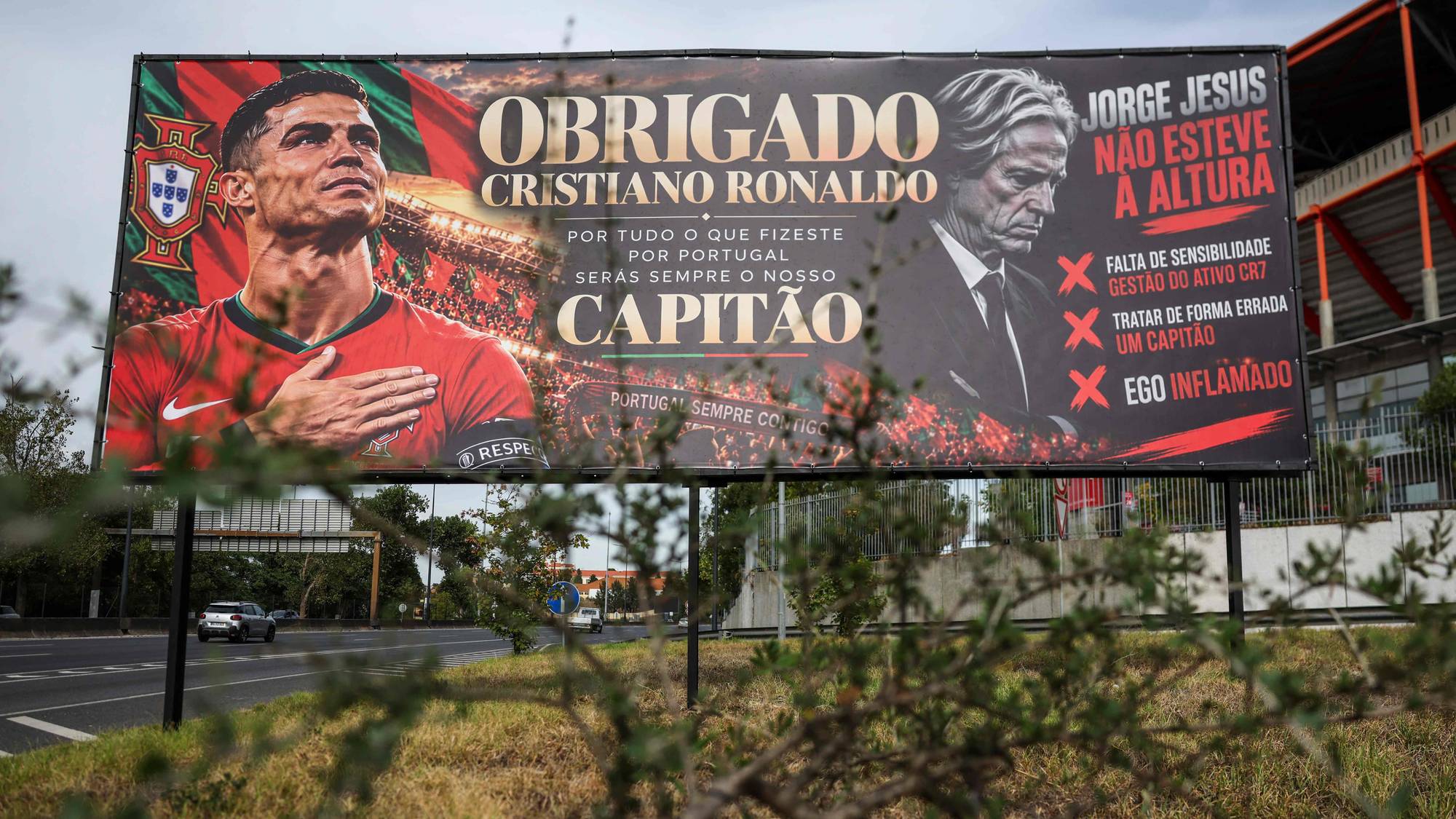 Plakat med bilde av Cristiano Ronaldo og Jorge Jesus, med kritisk tekst om treneren. (Bildebeskrivelsen er laget av en KI-tjeneste)