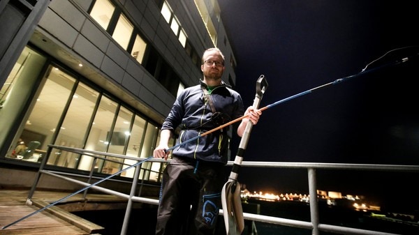 Søkestang, spade og skredsøker er utstyr fjellvante bør være godt kjent med. Det viktigste er likevel å gjøre seg kjent med skredterreng og hvordan man gjenkjenner dette, mener fagleder Runar Helskog i Røde Kors.