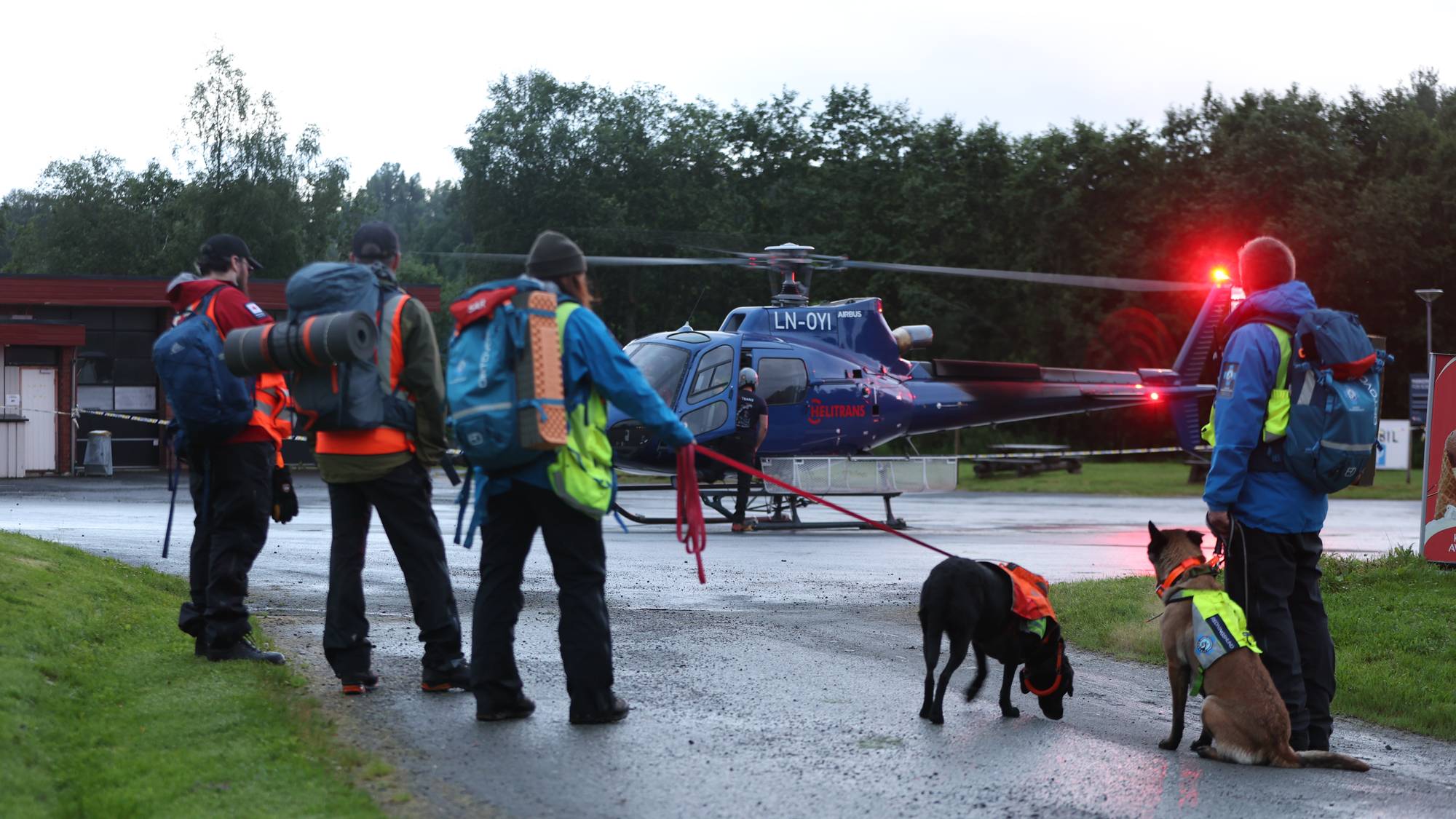 en gruppe mennesker som står rundt et helikopter (Bildebeskrivelsen er laget av en KI-tjeneste)